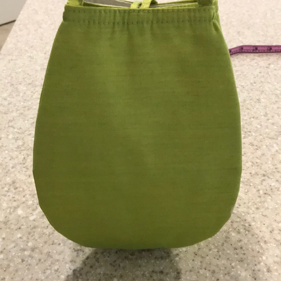 Lime green silk bag with brown floral button - Picture 7 of 8